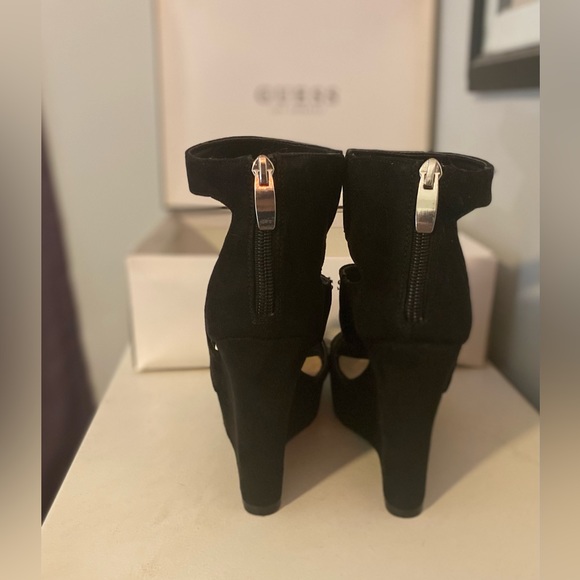 NWB Guess “GWWedgely” Black Vegan Suede Strappy Platform Wedge 6 - Picture 4 of 4